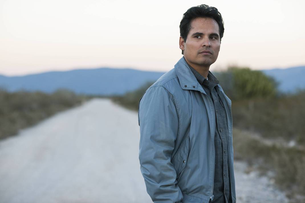 Michael Peña em Narcos: México