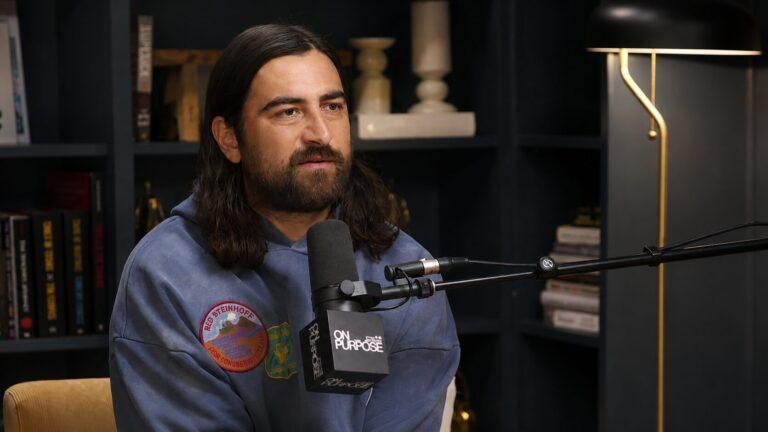 Noah Kahan condena uso de sua música pela Casa Branca: “Jamais aprovaria”
