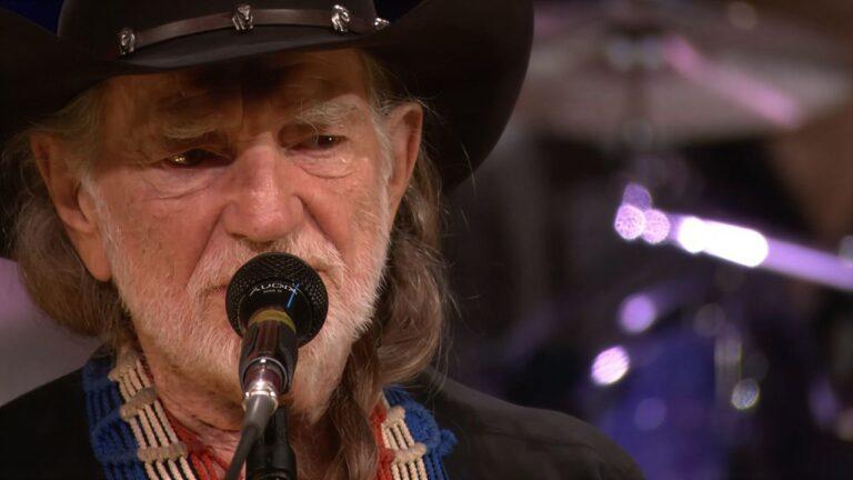 Willie Nelson critica construção de data centers e alerta sobre impactos ambientais nos EUA