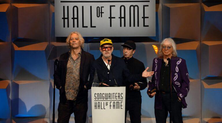 R.E.M. não vai voltar: Peter Buck explica por que reunião da banda está fora dos planos