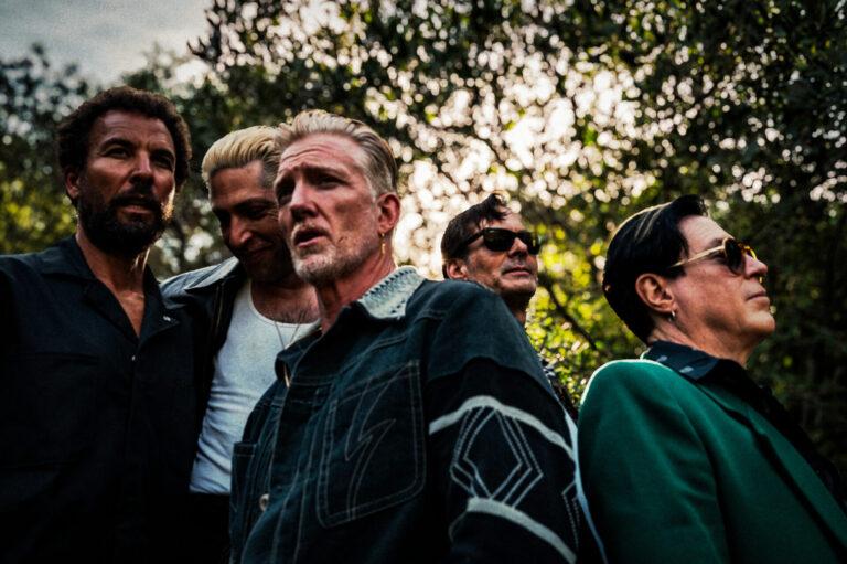 Queens of the Stone Age lança “Easy Street”, primeiro single inédito desde 2023