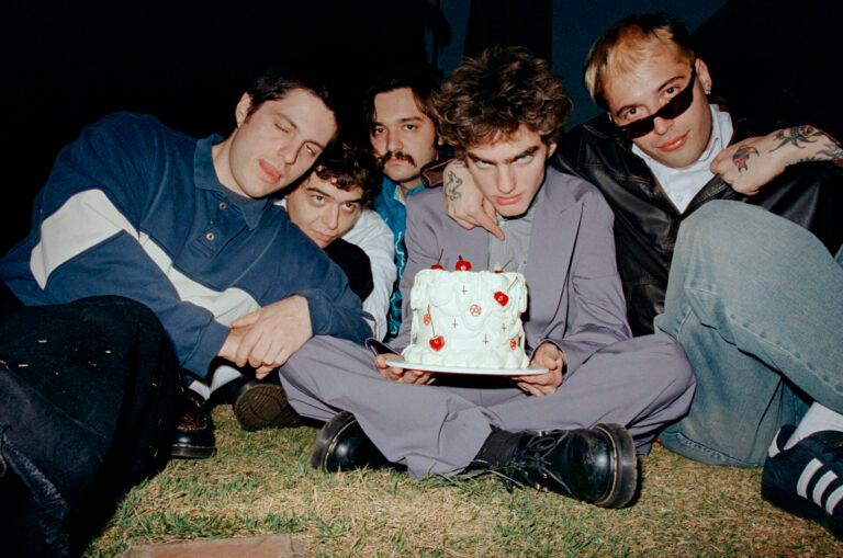Jovens Ateus faz show em Curitiba antes de abrir apresentação do New Order em São Paulo