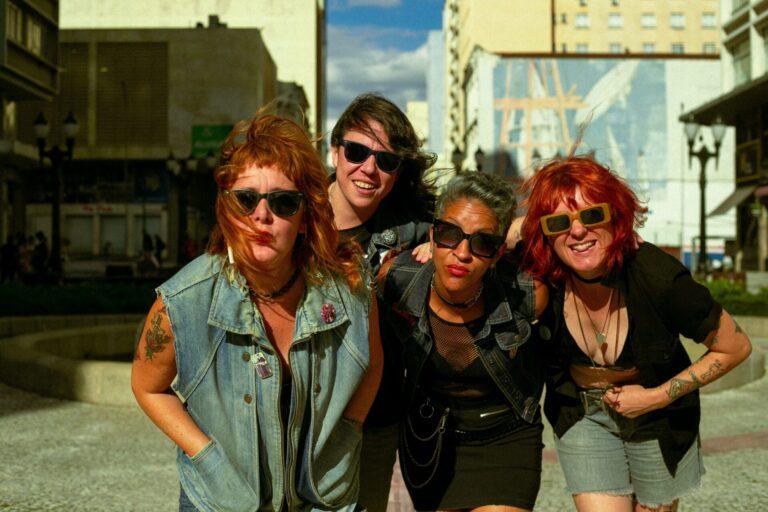 Banda curitibana Cigarras lança álbum “Sucessos do Futuro” e reúne dez anos de punk e garage rock