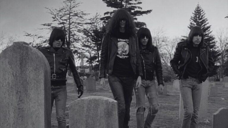 Billie Joe Armstrong, Travis Barker e CJ Ramone lideram tributo aos 50 anos dos Ramones em Los Angeles
