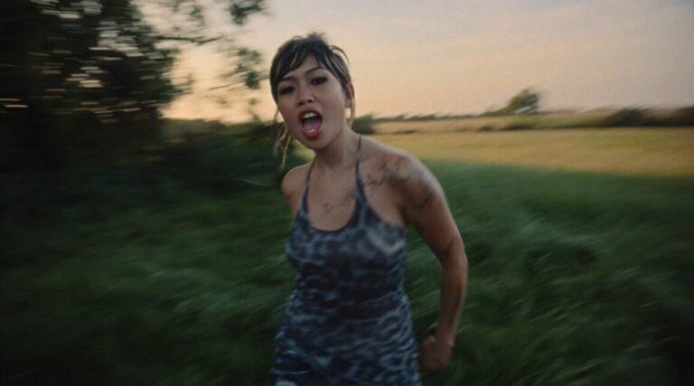 Beabadoobee anuncia “Pylon” com participações de integrantes de Deftones, Turnstile e Paramore