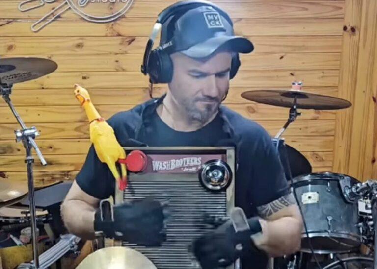 Baterista brasileiro vence concurso do Metallica com versão de “Attitude” usando tábua de lavar