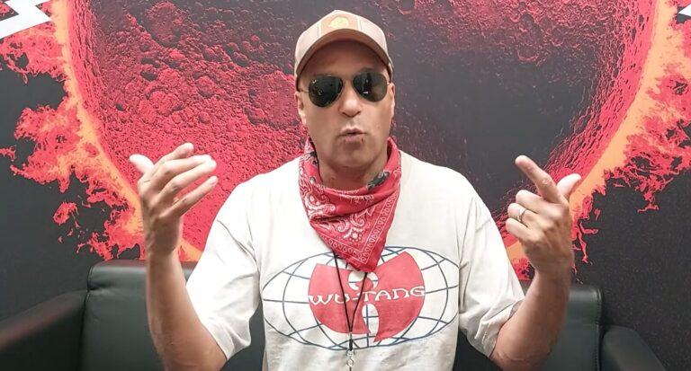 Tom Morello defende músicos politizados e diz que silêncio favorece o autoritarismo