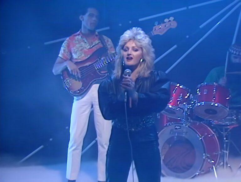 Bonnie Tyler deixa coma induzido, mas permanece internada na UTI em Portugal
