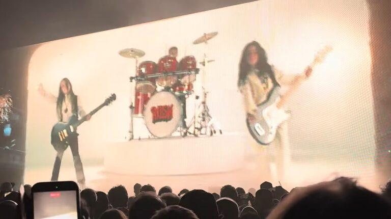 Rush retorna aos palcos após 11 anos e emociona fãs com homenagens a Neil Peart
