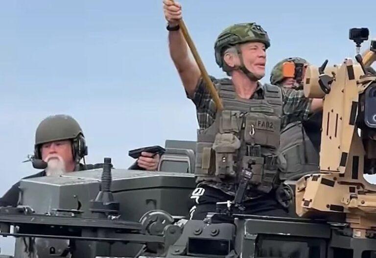 Bruce Dickinson chega de tanque de guerra a festival na Suécia e viraliza nas redes