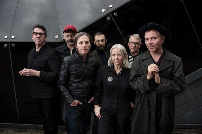 Belle and Sebastian lança “It Only Takes One Lion” e transforma a paixão escocesa pelo futebol em novo single