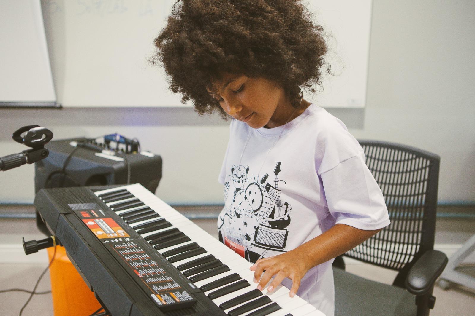 Rock Camp Curitiba promove oficinas especiais de Dia das Mães unindo música e impacto social