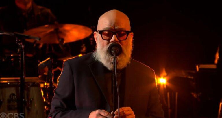 Michael Stipe apresenta música inédita e detalha álbum solo em programa de TV