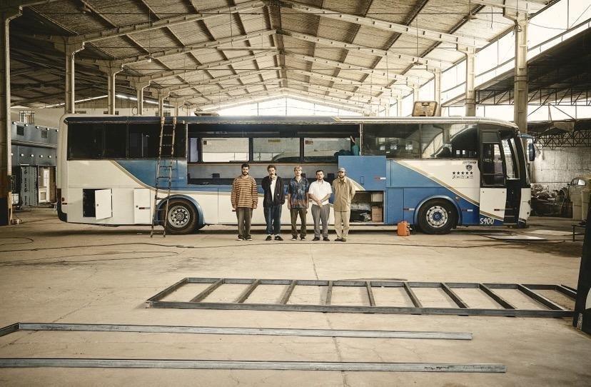 Jovem Dionisio lança ‘Migalhas’, terceiro álbum de inéditas, e transforma ônibus em palco itinerante pelo Brasil