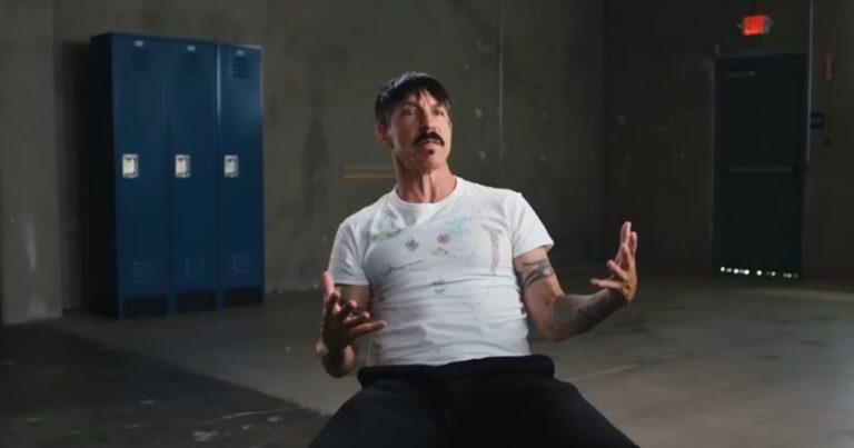 Documentário sobre os primeiros anos do Red Hot Chili Peppers estreia na Netflix