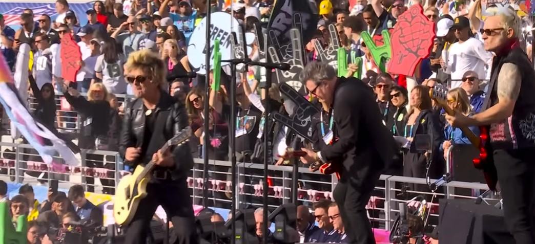 Green Day esquenta Super Bowl LX sem polêmica, mas não sem censura