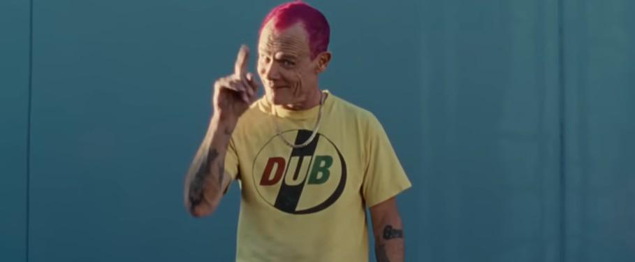 Flea explica por que não convive com Chad Smith fora do Red Hot Chili Peppers