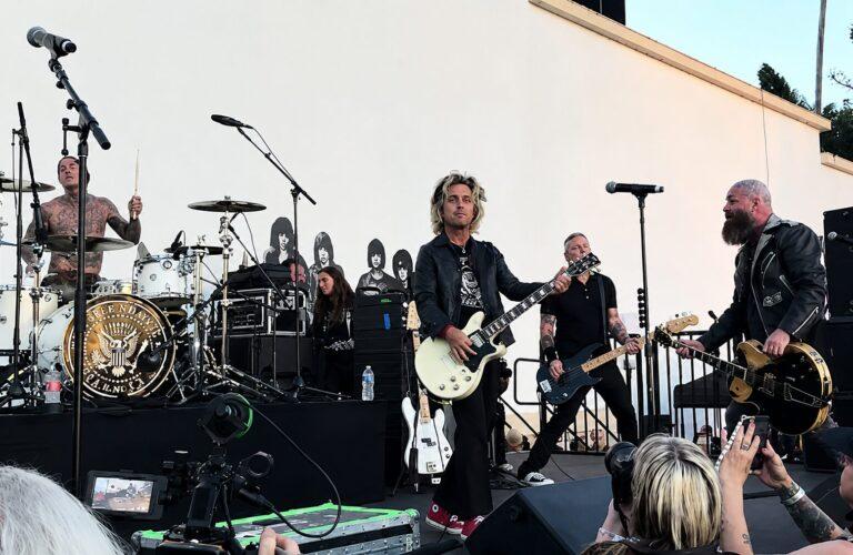 Billie Joe Armstrong, Travis Barker e Billy Idol se unem para celebrar 50 anos dos Ramones