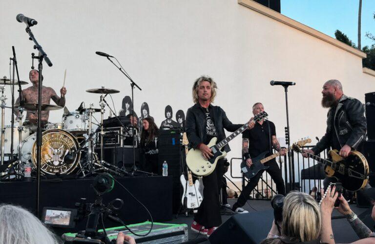 Billie Joe Armstrong, Travis Barker e Billy Idol se unem para celebrar 50 anos dos Ramones