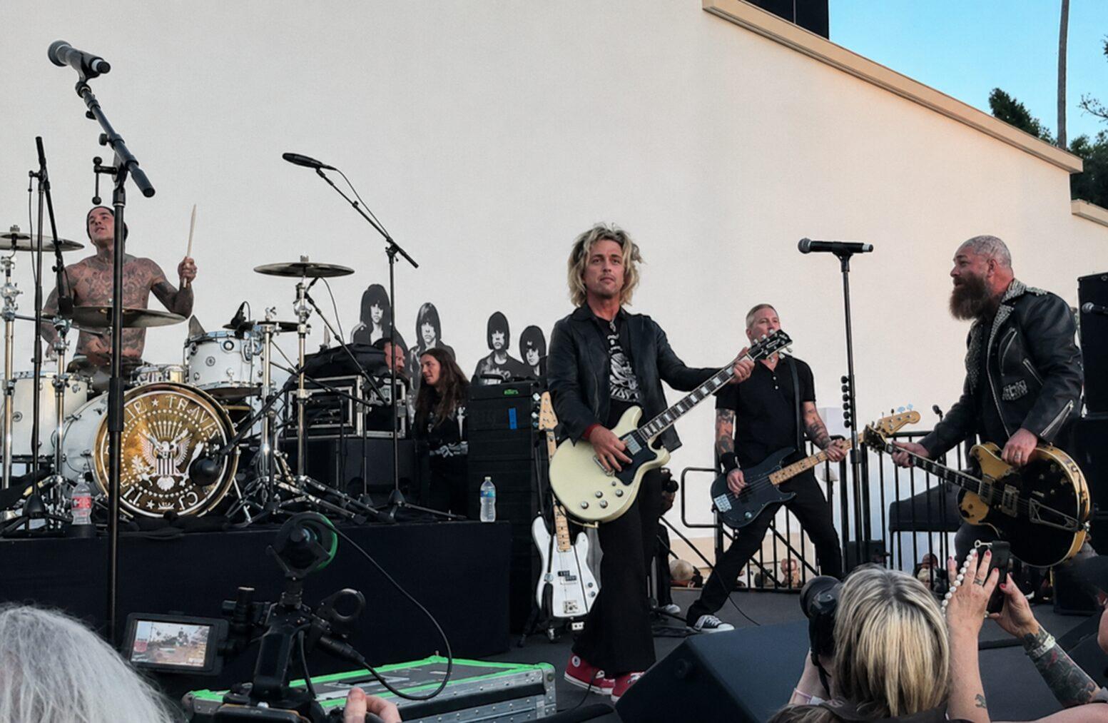 Billie Joe Armstrong, Travis Barker e Billy Idol se unem para celebrar 50 anos dos Ramones