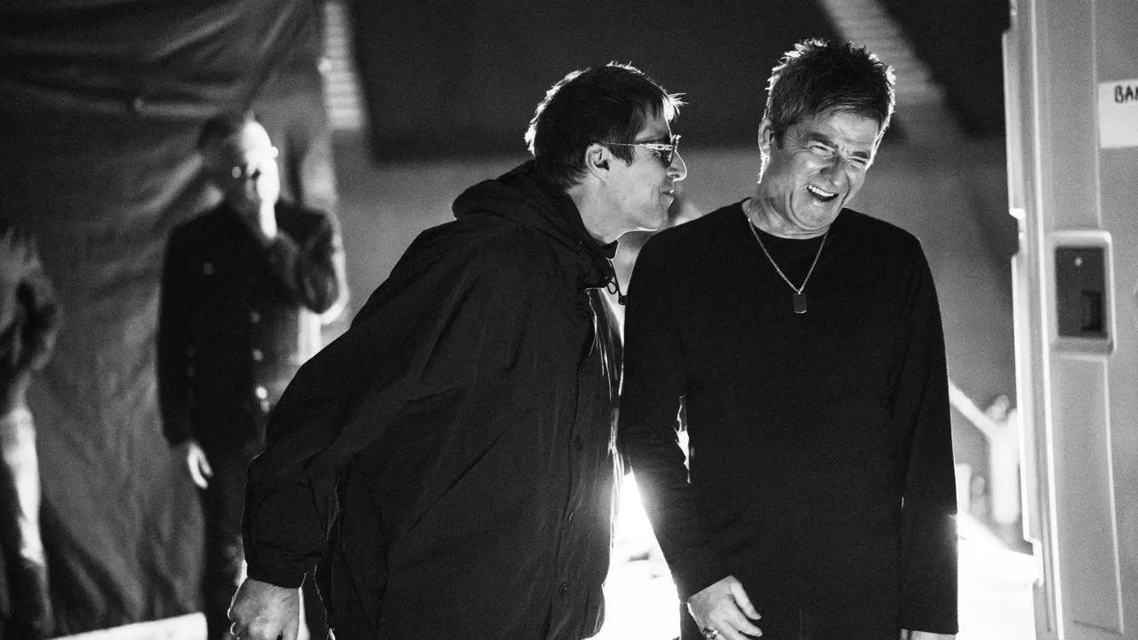 Documentário do Oasis estreia hoje nos cinemas brasileiros e revela reaproximação entre Liam e Noel Gallagher