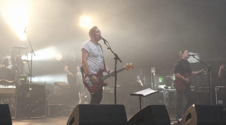 Peter Hook, do Joy Division, leva os clássicos do pós-punk “Unknown Pleasures” e “Closer” a São Paulo em 2027