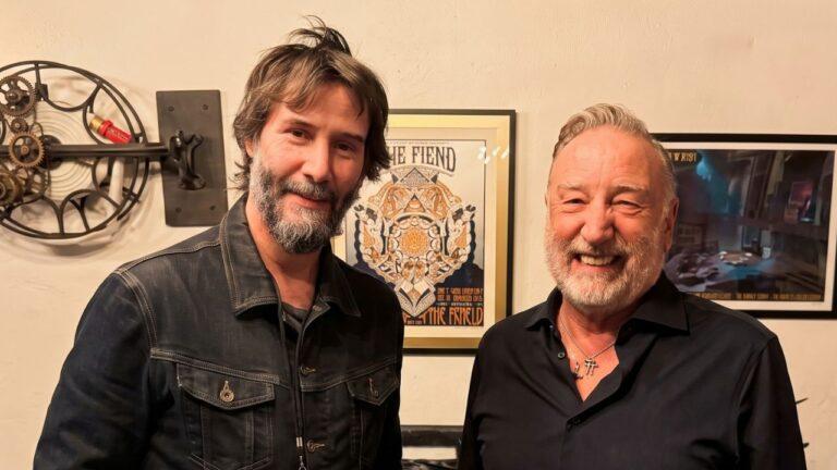 Keanu Reeves dá as caras em show de Peter Hook e sobe ao palco para apresentar ídolo do Joy Division