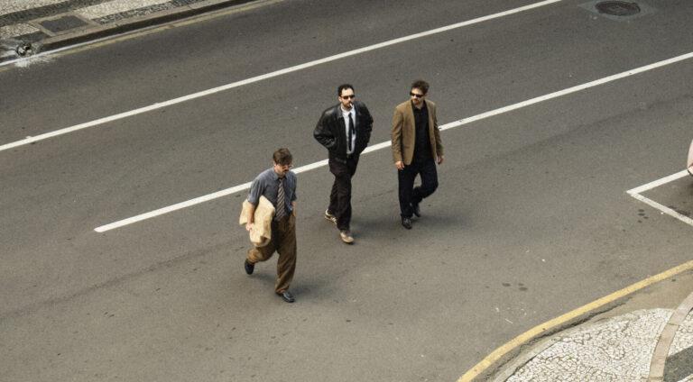 A banda curitibana Capim Limão atravessa a rua e encontra uma nova sonoridade em seu segundo álbum “Do Outro Lado da Avenida”