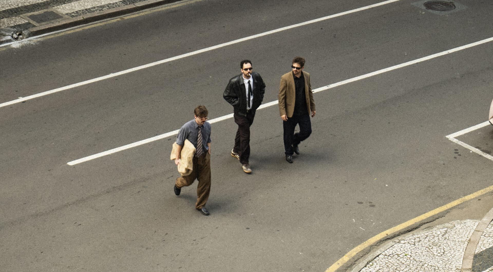 A banda curitibana Capim Limão atravessa a rua e encontra uma nova sonoridade em seu segundo álbum “Do Outro Lado da Avenida”