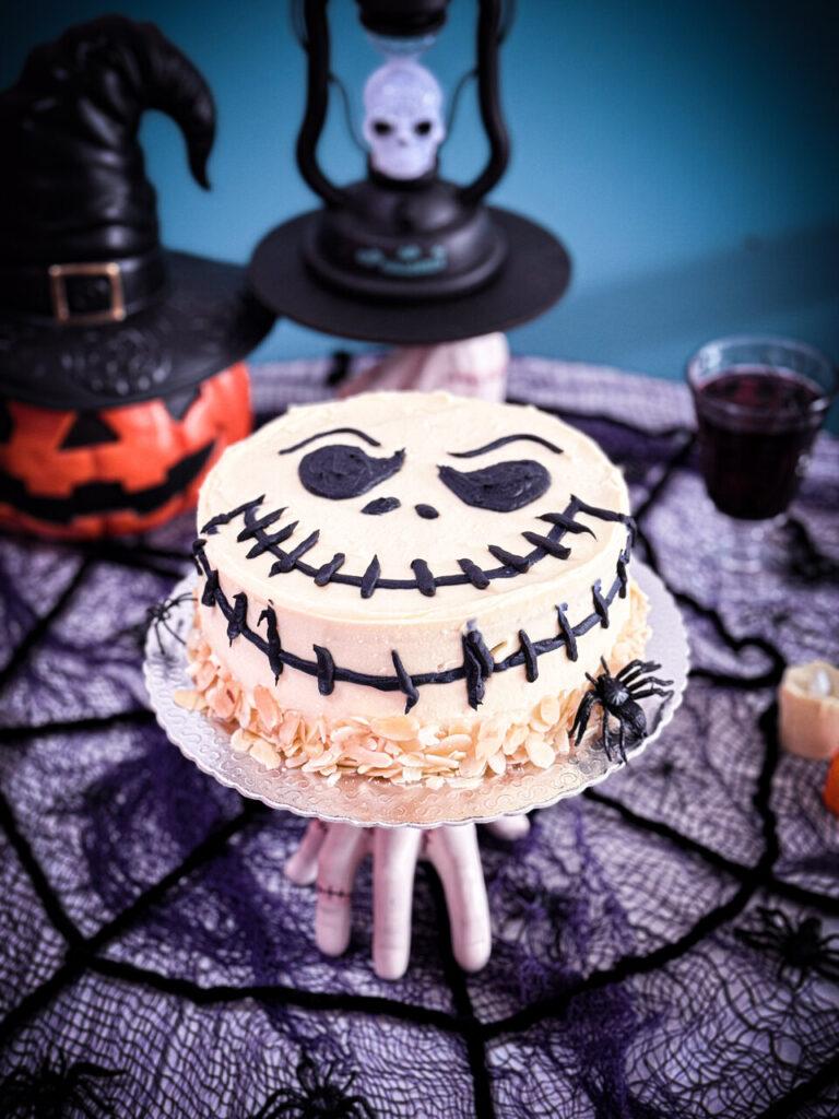 Halloween em Curitiba: confeitaria transforma Nhá Benta e brigadeiro em bolos assustadores a partir de R$ 9,90