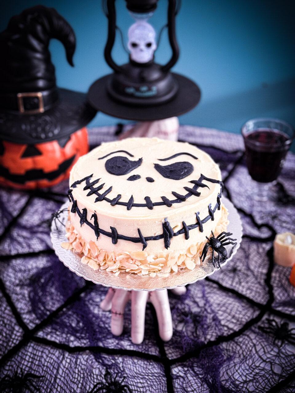 Halloween em Curitiba: confeitaria transforma Nhá Benta e brigadeiro em bolos assustadores a partir de R$ 9,90