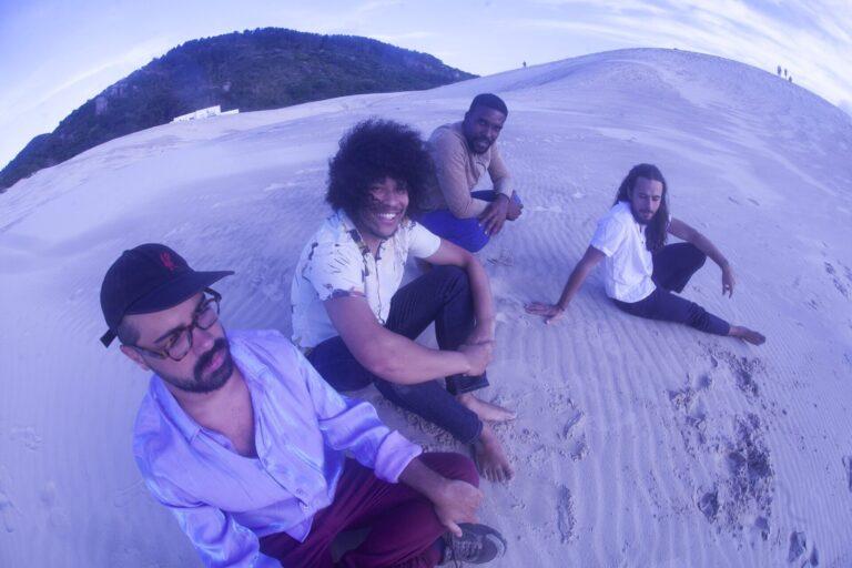 Boogarins volta a Curitiba para tocar Manual na íntegra