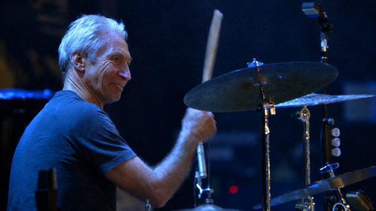 Rolling Stones lançam música surpresa com Charlie Watts na bateria; ouça