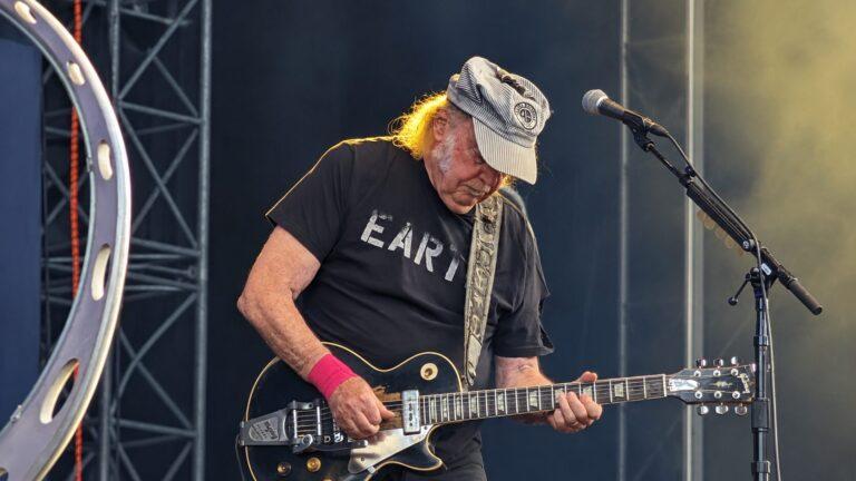 Neil Young processa comitê de Trump por “Rockin’ in the Free World”
