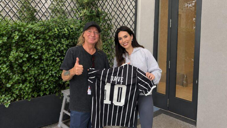 Dave Murray ganha camisa do Corinthians e brinca com a idade do clube