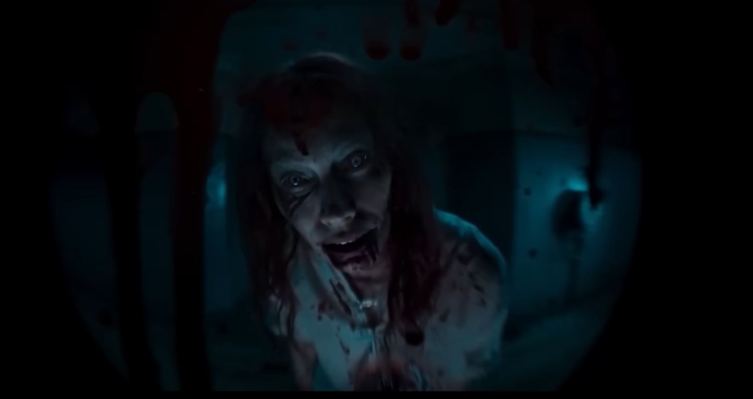 frame do trailer evil dead rise, onde protagonista está possuída