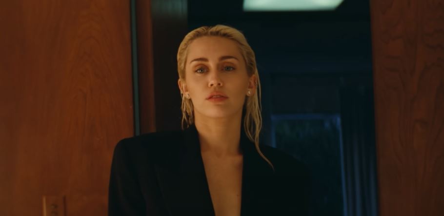 Miley Cirus usando o terno preto que o seu ex usou no casamento