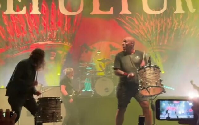 Dave Grohl participa de show do Sepultura durante a turnê de despedida da banda em Los Angeles.