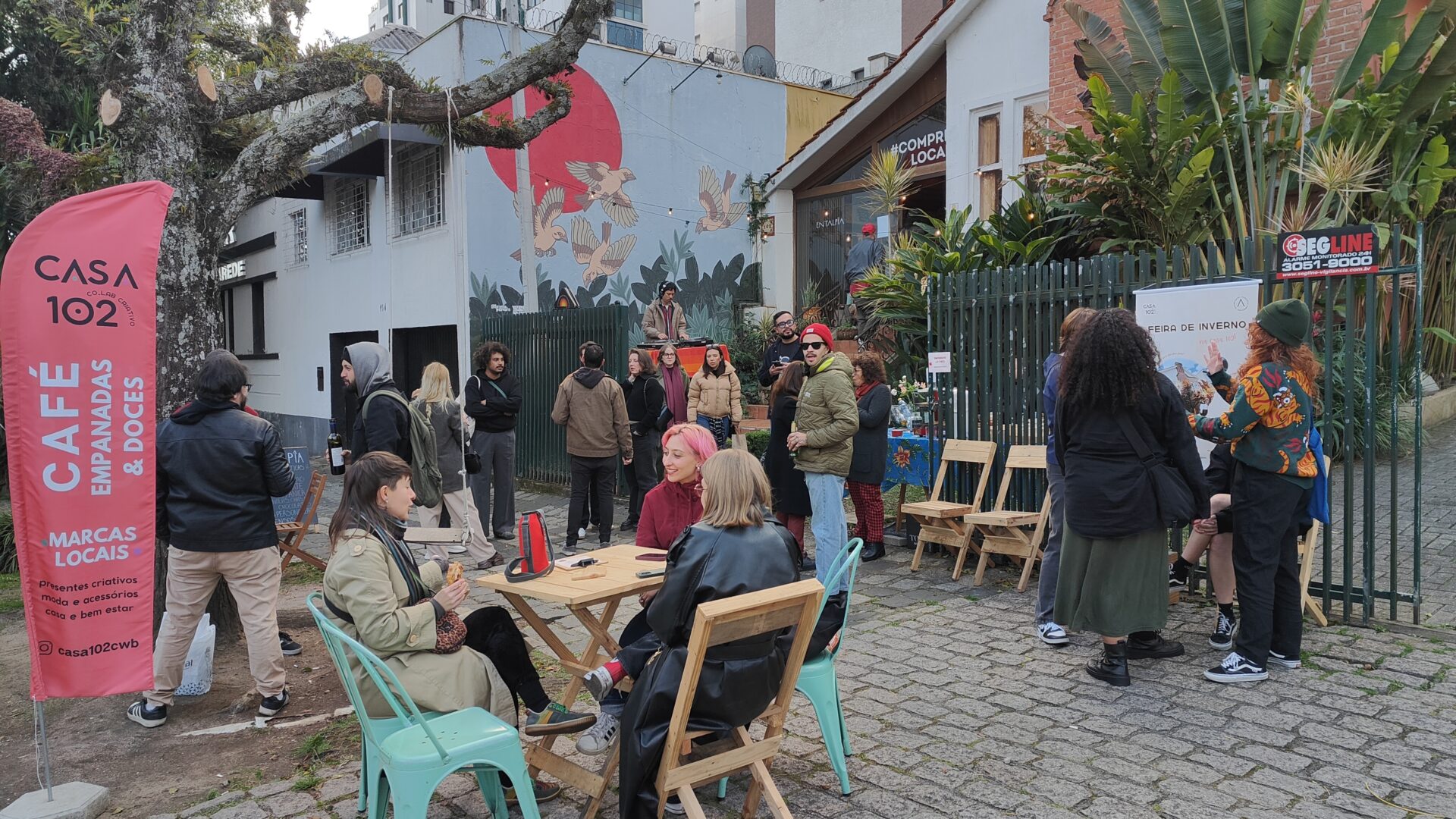 Visitantes circulam pela Feira da Casa 102 no Centro Histórico de Curitiba durante evento com gastronomia, música e marcas autorais.