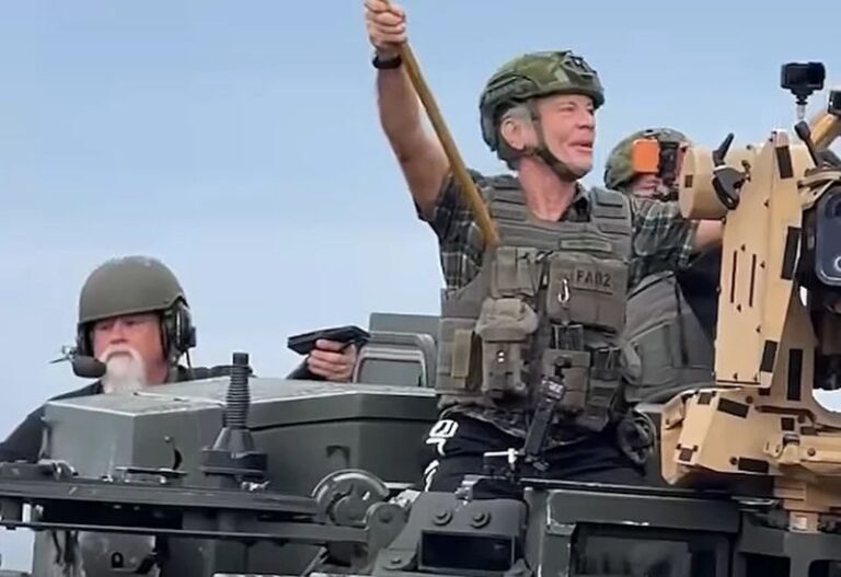 Bruce Dickinson chega de tanque de guerra ao Sweden Rock Festival durante turnê do Iron Maiden.