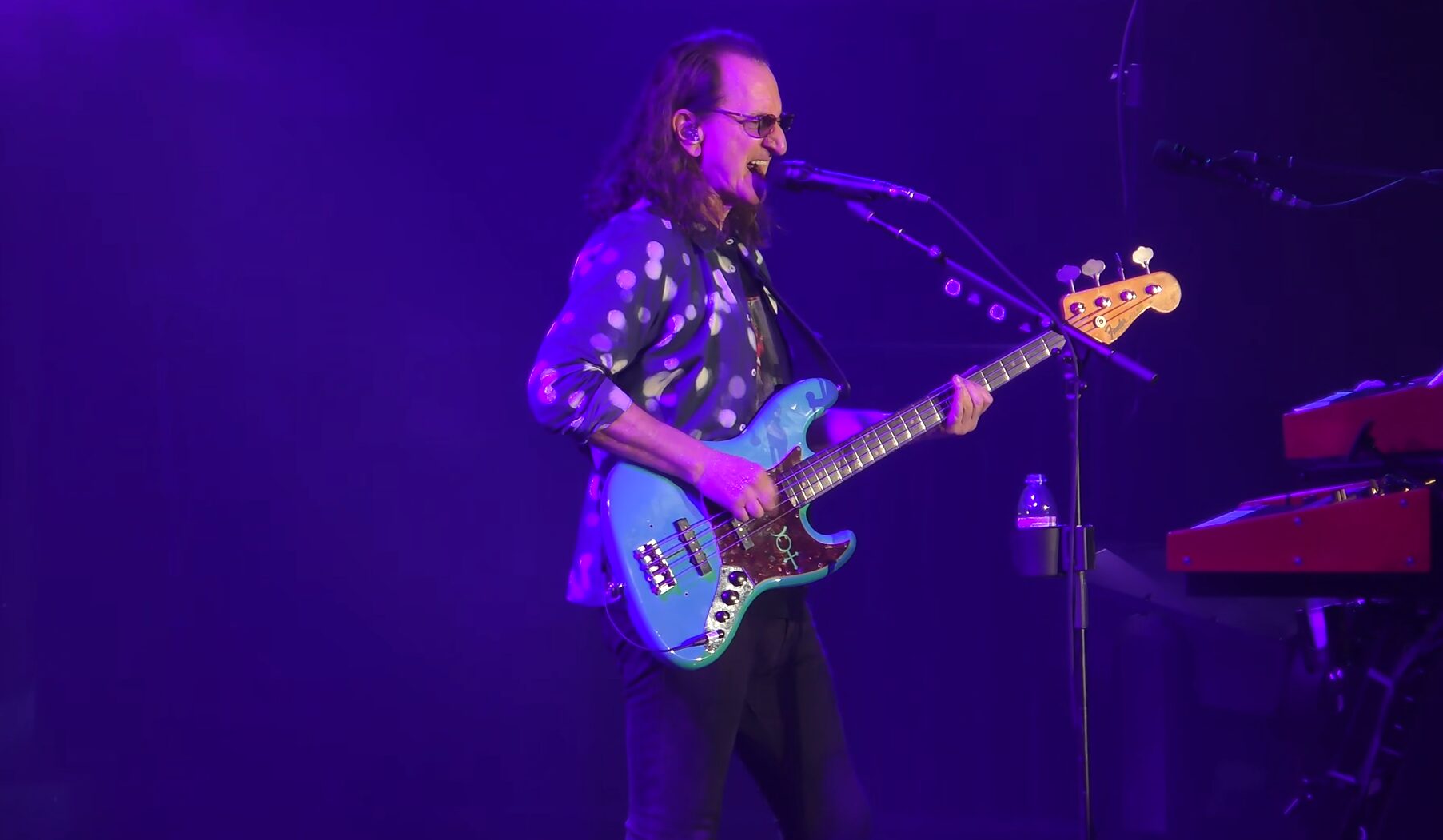 Geddy Lee e Alex Lifeson durante show da turnê Fifty Something do Rush em Los Angeles