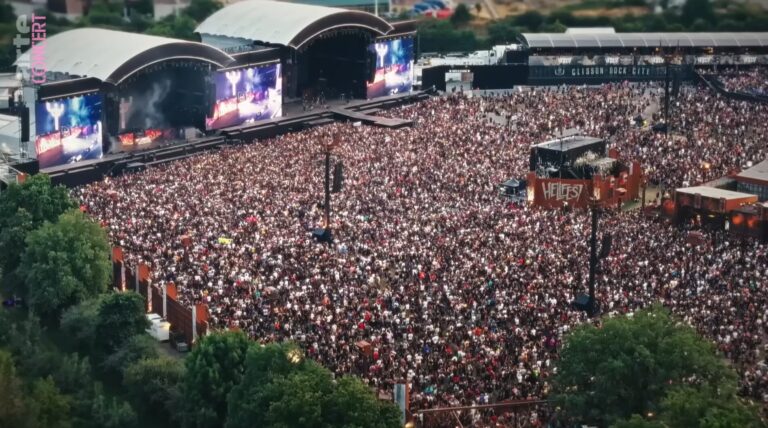 Público acompanha apresentação durante o Hellfest 2026 em Clisson, na França.