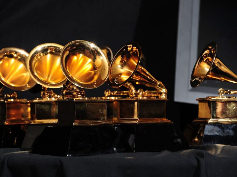 Troféu do Grammy durante anúncio da categoria Melhor Canção Latina para 2027