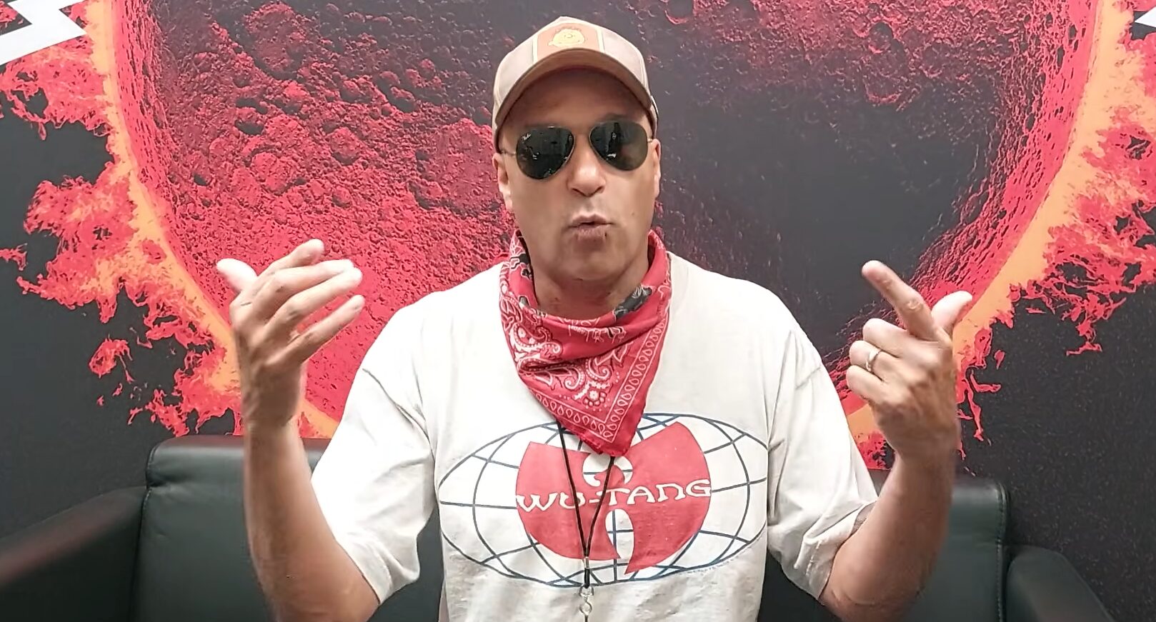 Tom Morello durante apresentação ao vivo, guitarrista defende o posicionamento político de artistas em entrevista à Metal Hammer.