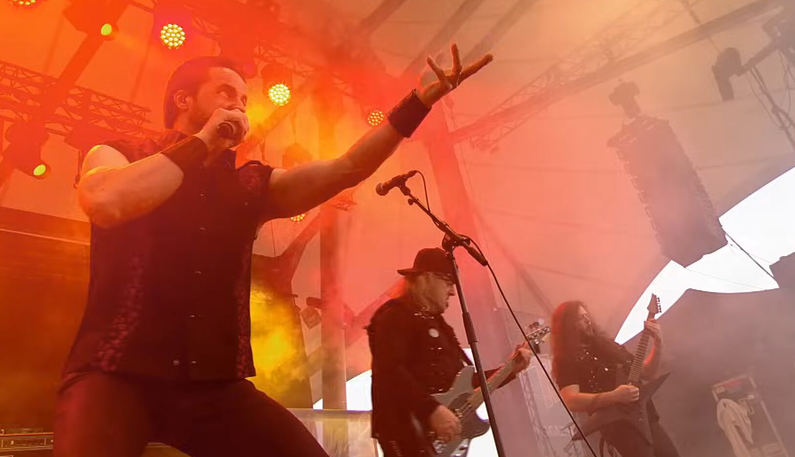 Integrantes da banda Riot V durante apresentação da turnê de 50 anos que passará por Curitiba em julho de 2026.