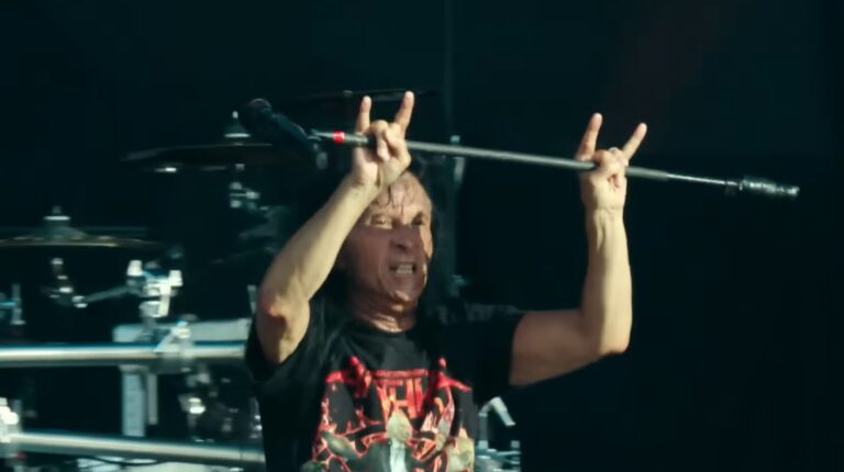 Joey Belladonna se apresenta com o Anthrax durante show no Hellfest 2026, na França.