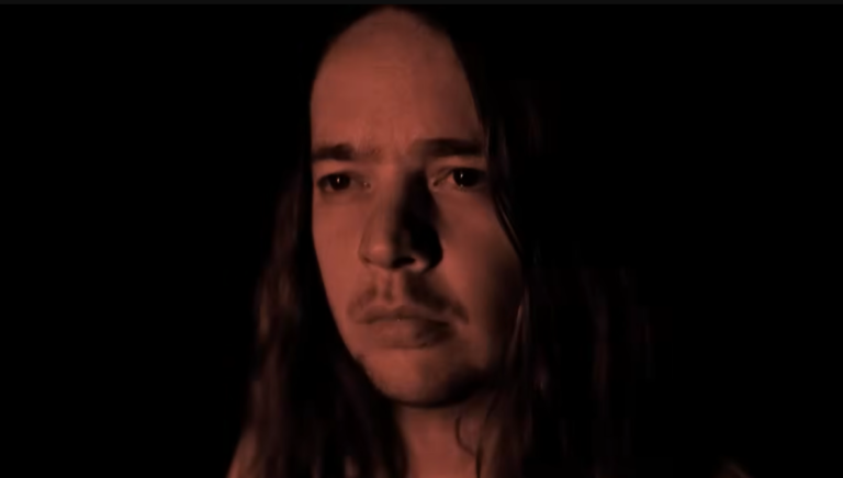 Billy Strings anuncia o álbum So Much for Goodbyes, produzido por T Bone Burnett, com lançamento previsto para agosto de 2026.