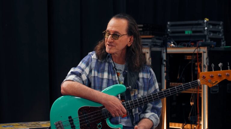 Geddy Lee se apresenta com o Rush durante a turnê Fifty Something em 2026.