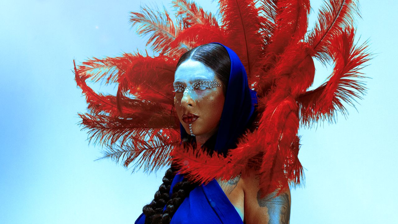 A artista indígena Souto durante apresentação do show Lunar, que estreia em Curitiba no projeto Brasis no Paiol 2026.