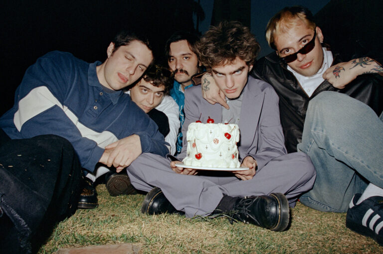 Integrantes da banda paranaense Jovens Ateus, que se apresenta no Basement Cultural, em Curitiba, antes de abrir o show do New Order em São Paulo.